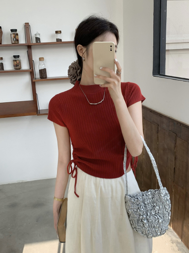 Side shirring at the hem, exposed waist, strappy round neck, short-sleeved T-shirt, side slits, waist slim fit, thin knitted top