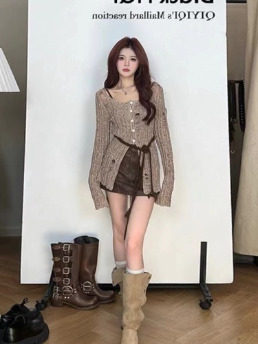 A Maillard-designed open-knee-high-hole-knitted sweater with a sense of design that highlights height