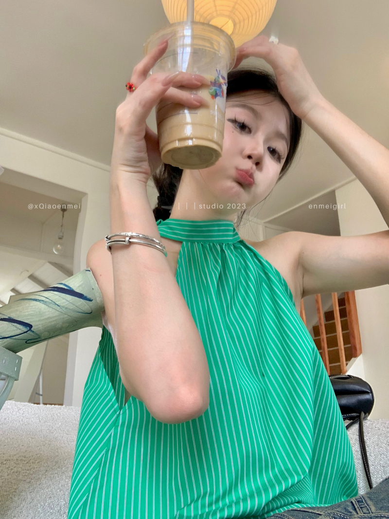 Real shot of designer niche halterneck temperament off-shoulder striped sleeveless vest top for women