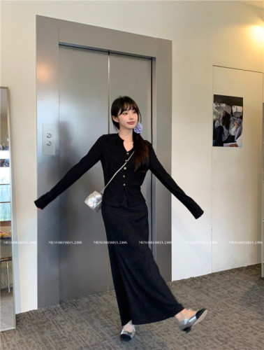 Real shot Korean version of the new design V-neck textured shirt top high-waisted slim skirt two-piece set