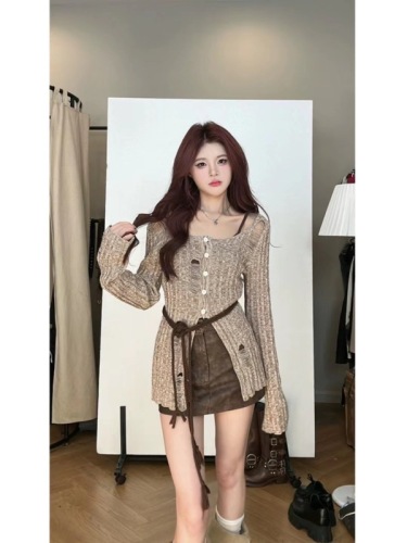 A Maillard-designed open-knee-high-hole-knitted sweater with a sense of design that highlights height