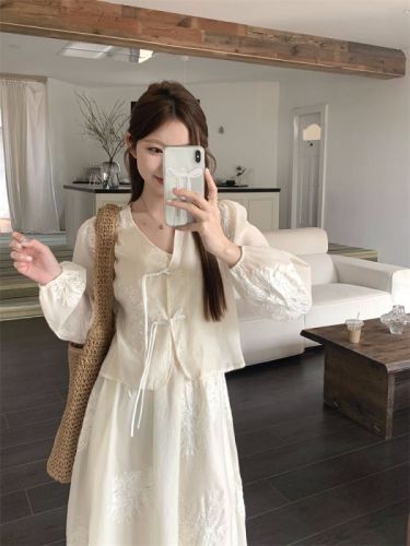 Real shot!  New Chinese embroidered shirt + suspender V-neck dress suit