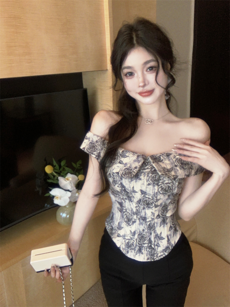 Real shot of ink painting of roses, retro palace sketch, fishbone one-shoulder bra