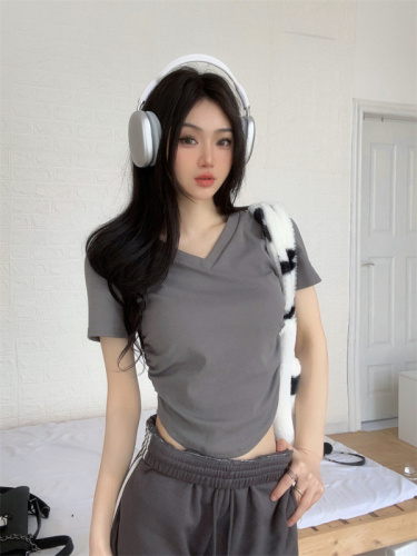 Actual shot of 2024 new slim fit pleated design V short T-shirt tops for women
