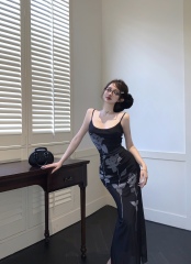 Actual shot of elastic mesh rose print tight suspender skirt and hip-hugging dress