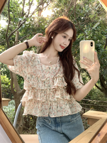 Actual shot of small square collar ruffled floral top