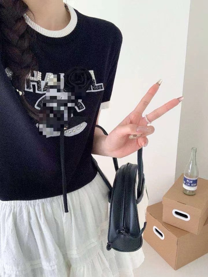 Xiaoxiang 24 early spring new heavy industry logo beaded three-dimensional decoration round neck pullover short-sleeved loose versatile top for women
