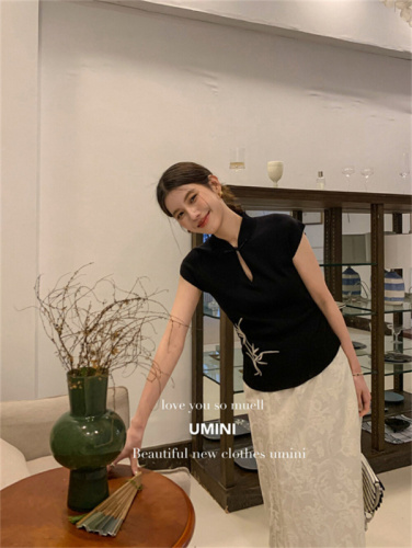 UMINI stand-up collar knitted micro-sleeve t-shirt for women 2024 summer new Chinese style waist top cat eye plate button embroidered shirt