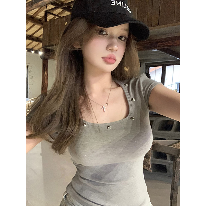 Actual shot of three-color embossed decorative button short-sleeved T-shirt for women, slimming short top