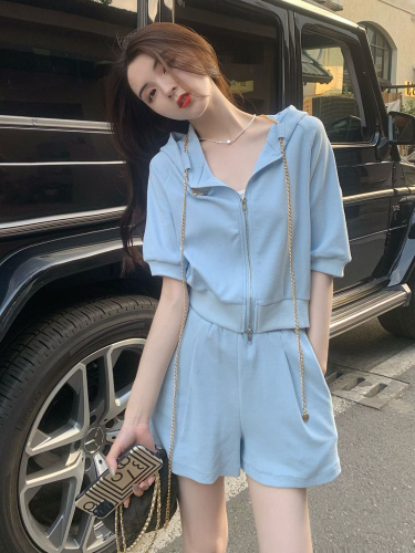 Casual sports suit for women in summer, slim and small, fashionable, fashionable, short-sleeved shorts, salt style two-piece set