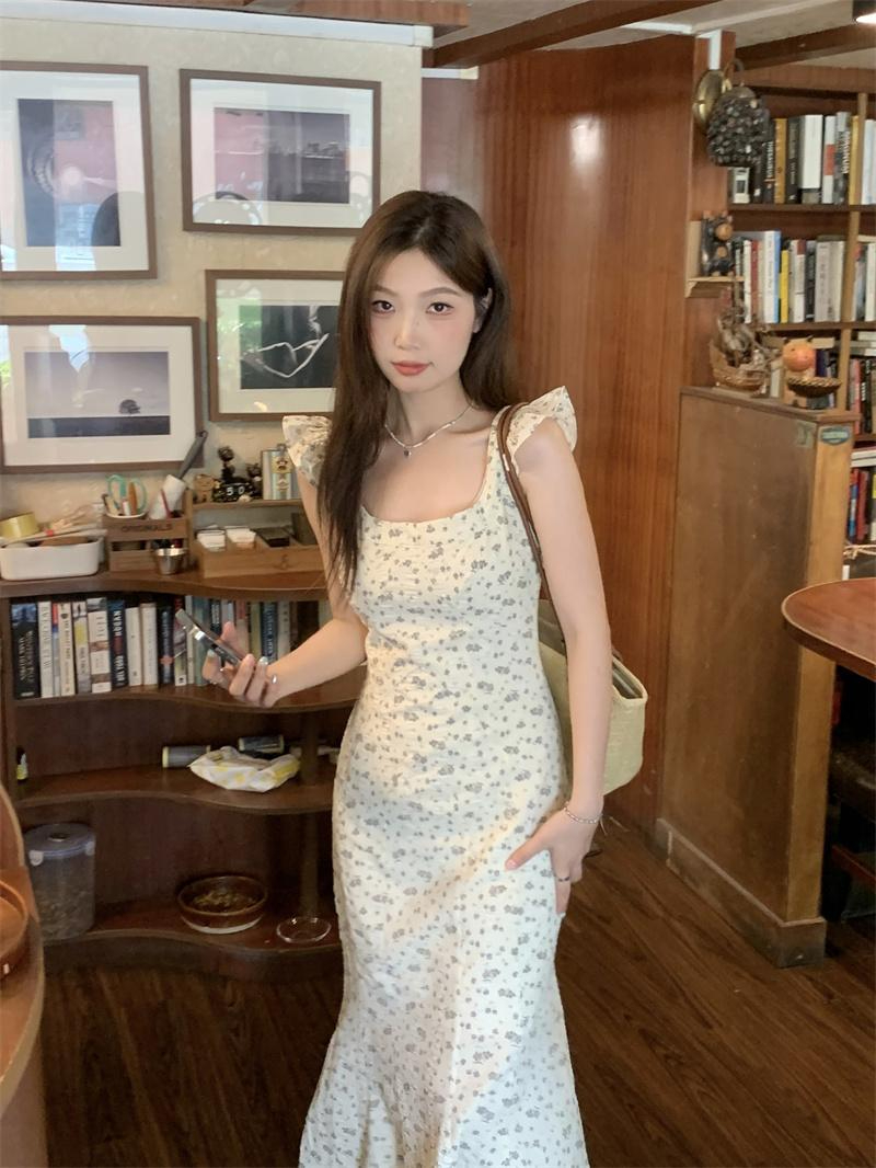 復古氛圍感法式飛飛袖碎花連衣裙女春季2024新款小眾收腰顯瘦長裙