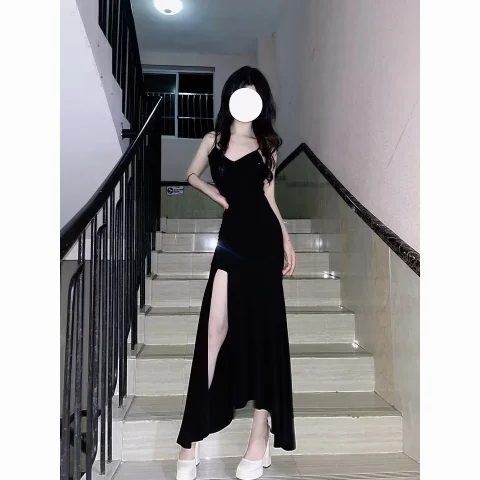 法式吊带小黑裙女夏季2024新款高级感连衣裙无袖修身显瘦开叉长裙