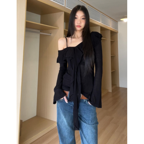 Black ruffled one-shoulder bottoming shirt for women in early spring new tea style chic off-shoulder suspender top