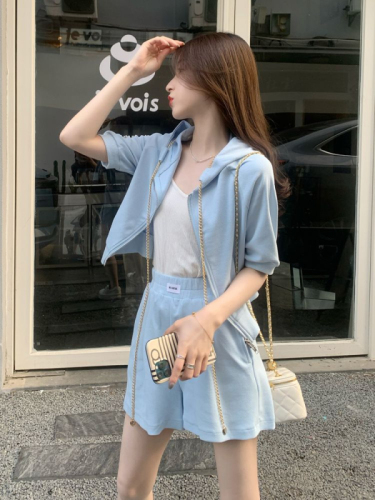 Casual sports suit for women in summer, slim and small, fashionable, fashionable, short-sleeved shorts, salt style two-piece set