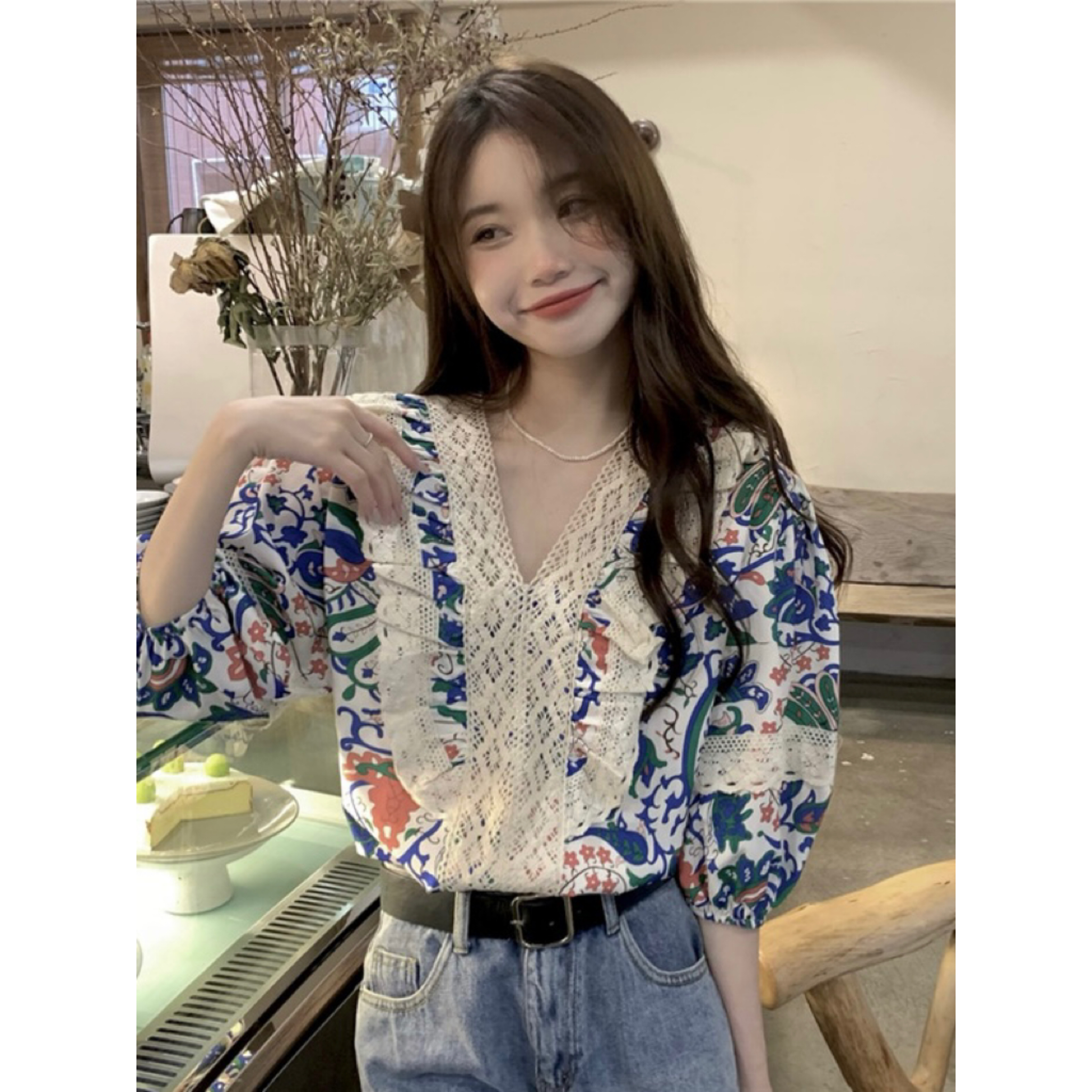 Real shot! Retro V-neck floral shirt Korean summer new design lace splicing loose small shirt 