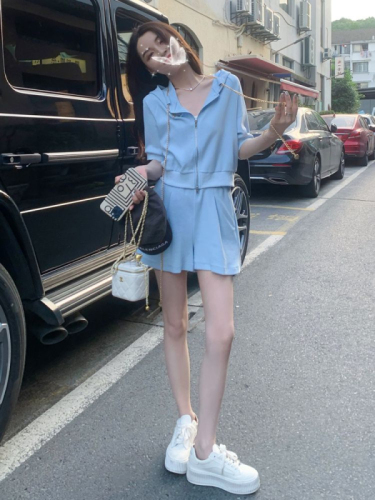 Casual sports suit for women in summer, slim and small, fashionable, fashionable, short-sleeved shorts, salt style two-piece set