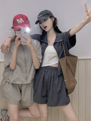 Real shot of new summer loose casual sports style short-sleeved jacket for women + high-waist slim shorts two-piece set