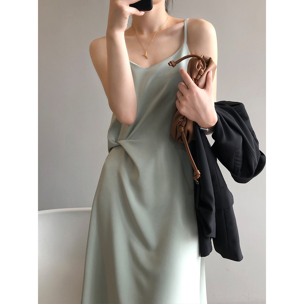 實拍~法式復古吊帶連衣裙女2024夏季緞面細肩帶中長款裙子