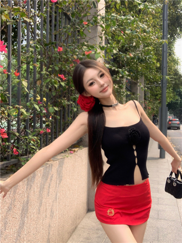 Real shot of designer floral camisole + American retro hot girl red embroidered low-waist skirt