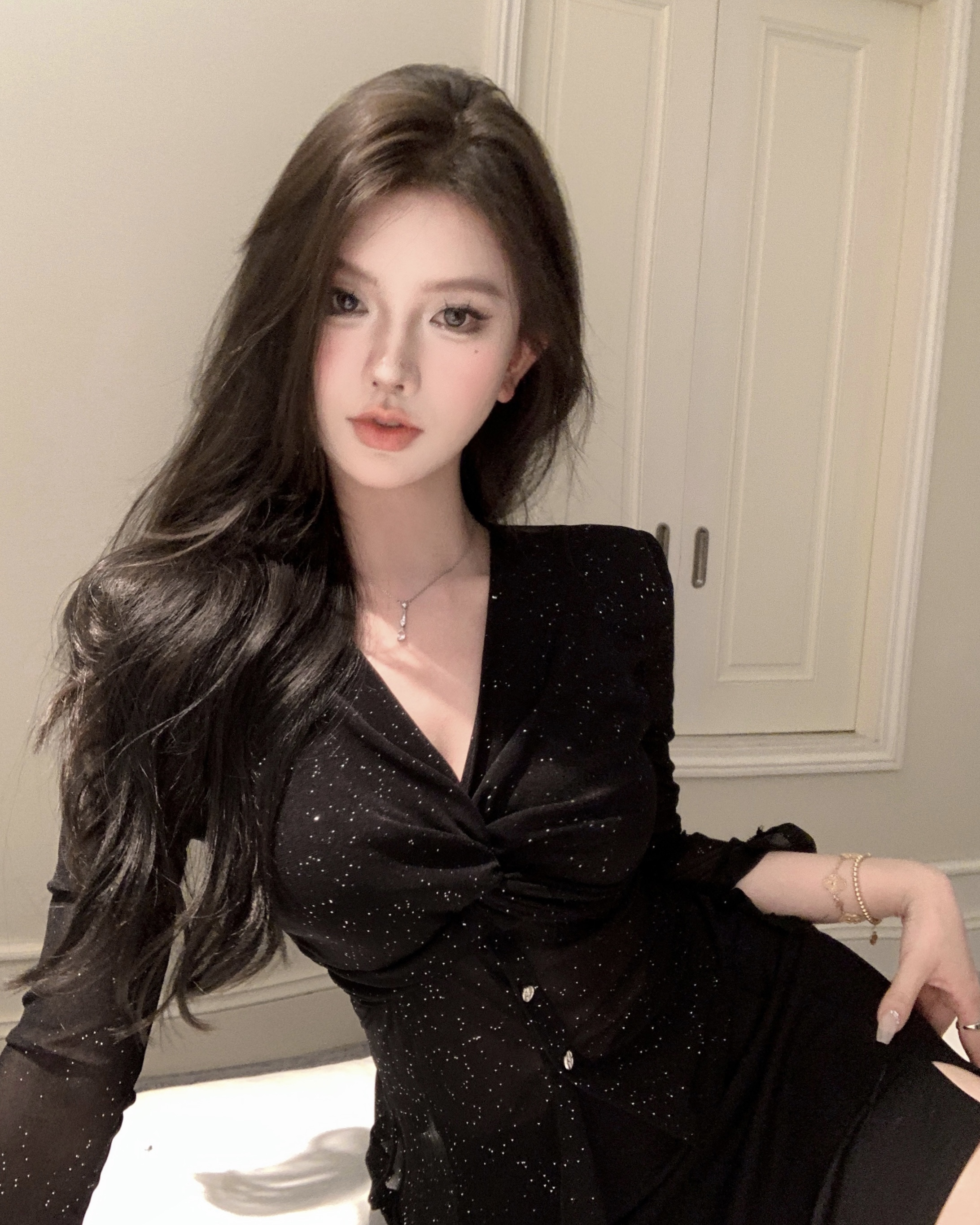 Real shot of age-reducing see-through cross V-neck long-sleeved T-shirt Korean style slim-fitting base layer