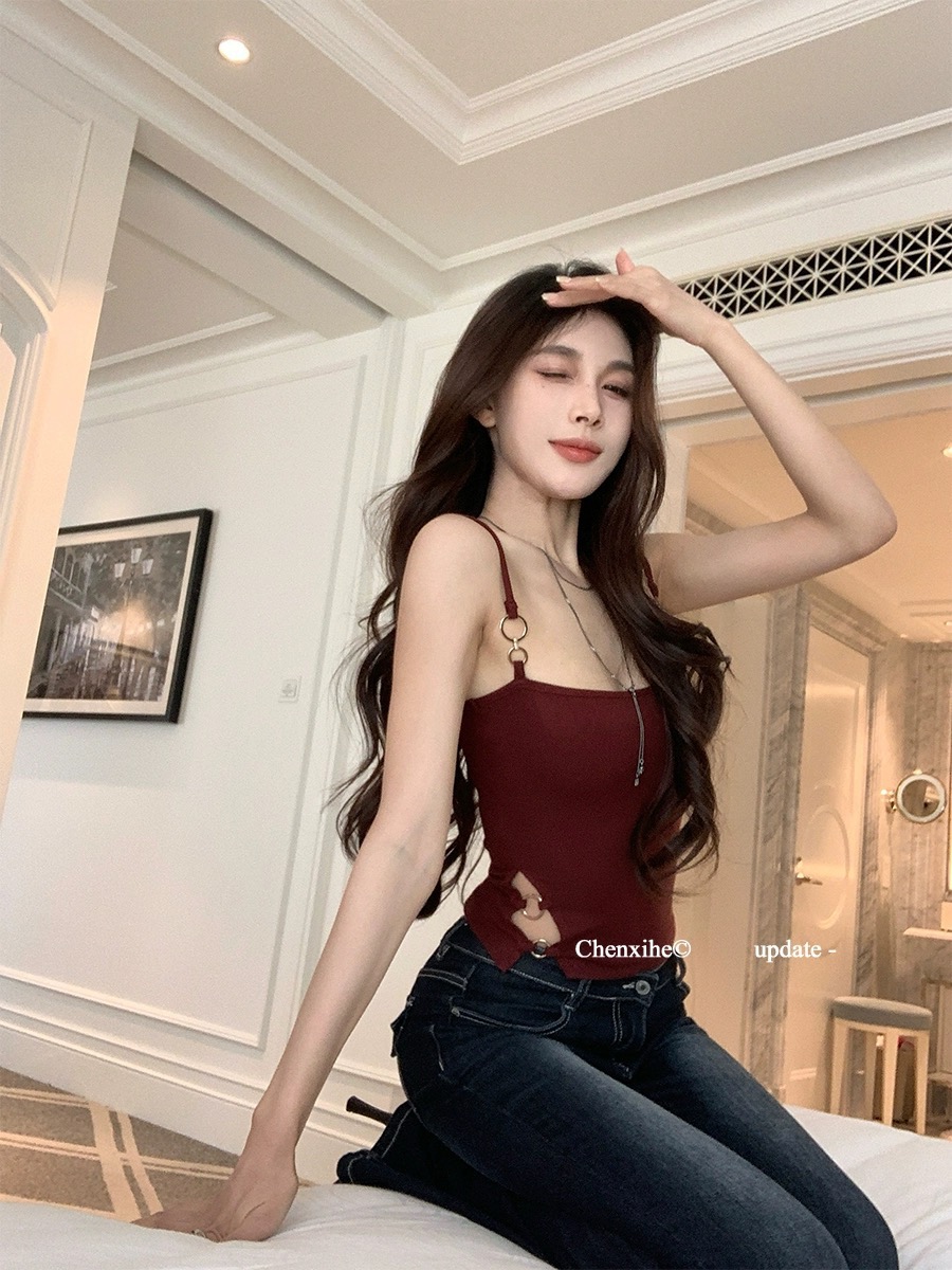 何晨曦 多色基礎吊帶女春夏金屬環裝飾短款顯瘦性感辣妹內搭上衣