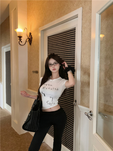 Real shot of American hot girl retro slim-fitting short-sleeved letter printed T-shirt top