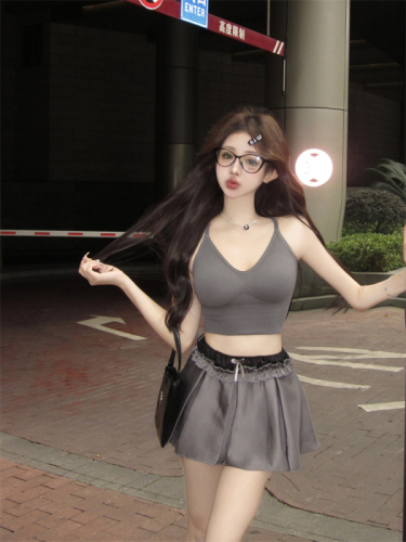 Real shot of hot girl suit with breast pads and small suspenders + spliced ​​wooden ear edge design high-end gray pleated skirt