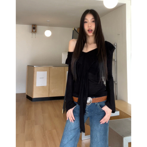 Black ruffled one-shoulder bottoming shirt for women in early spring new tea style chic off-shoulder suspender top