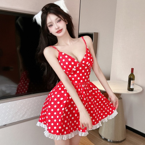 Real shot of retro-style French sexy polka-dot print lace-trimmed suspender bottoming waist dress