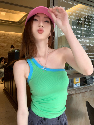 Real shot of hot girl with contrasting color and off-shoulder short camisole with sense of design