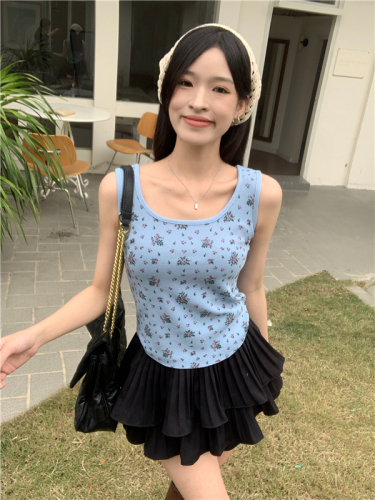 Real shot of a sweet girl wearing a floral knitted vest with suspenders for inner wear and outer wear, a high-end and chic sleeveless top for women