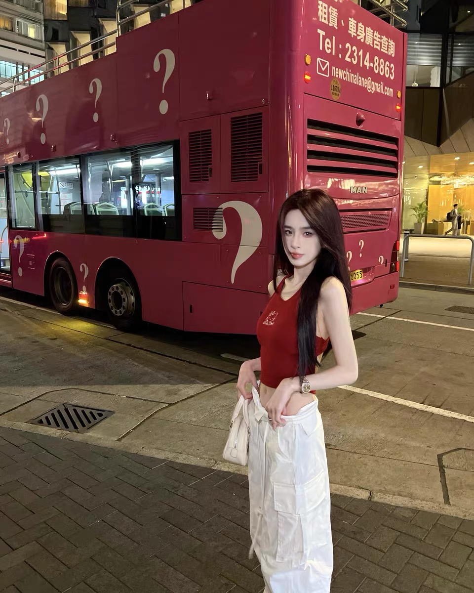 @uniken哈咯凱蒂修身短款胸墊辣妹上衣少女閃鑽交叉露背背心