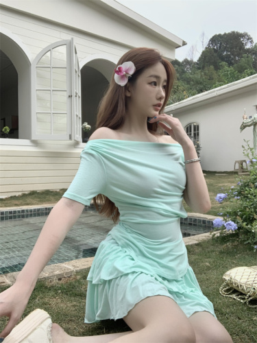 Real shot of pure lust, sexy swing collar, pinch waist short-sleeved T-shirt for women, high-end A-line skirt, chic and beautiful two-piece set