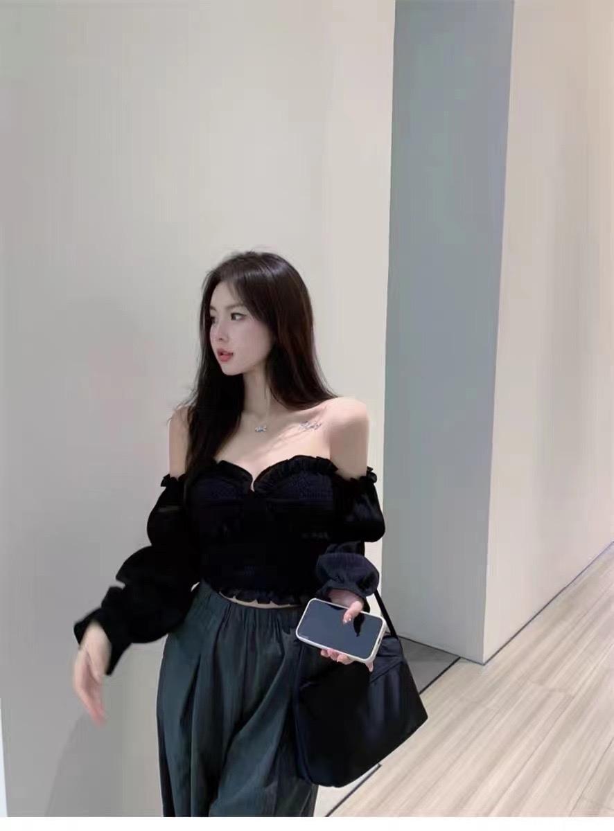 純欲性感辣妹一字肩泡泡袖襯衫女秋季獨特别致高級感抹胸短款上衣