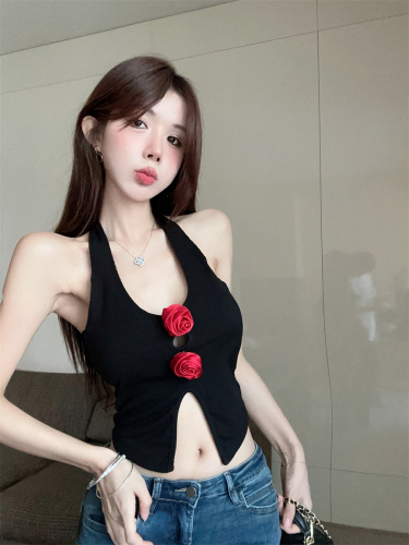 Real shot of sexy hot girl with three-dimensional flower halterneck vest, slim and hot outer wear, backless short top
