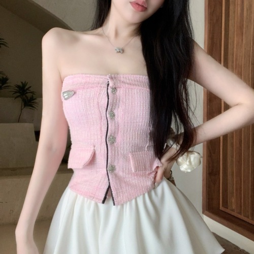 Real shot of a hot girl with a small fragrant style tube top and a French-style vest with a slim fit and sleeveless top worn outside.