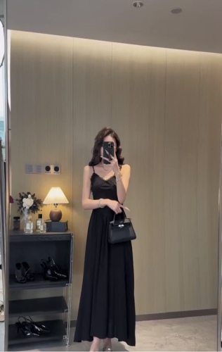 Suspender dress women's 2024 new summer style holiday style V-neck lace waist slimming long skirt