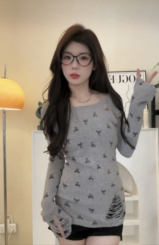 Bow print off-shoulder sweater for women spring 2024 new design niche ripped loose long-sleeved top