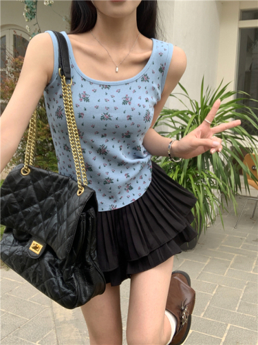 Real shot of a sweet girl wearing a floral knitted vest with suspenders for inner wear and outer wear, a high-end and chic sleeveless top for women