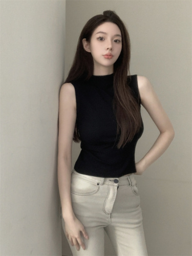 Actual shot of classic basic half-high collar, loose, slim and versatile high-elastic vest top for women