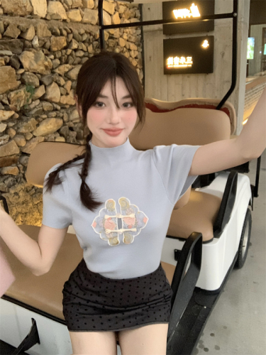 Real shot of new Chinese style embroidered short-sleeved T-shirt for summer with high-end knitted sweater for small people and slim fit
