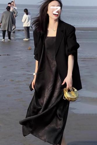 赫本风黑色吊带连衣裙子女2024新款早初春季海边度假西装套装长裙