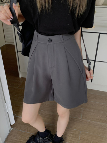 Actual shot of gray suit shorts for women, high-waisted, slim, loose, straight and drapey, casual wide-leg five-point pants
