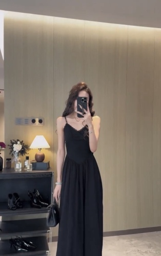 Suspender dress women's 2024 new summer style holiday style V-neck lace waist slimming long skirt