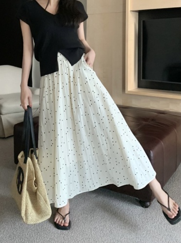 Actual shot ~ White polka dot skirt makes you look slimmer. Elasticized hip-covering skirt makes you look slimmer. A-line skirt