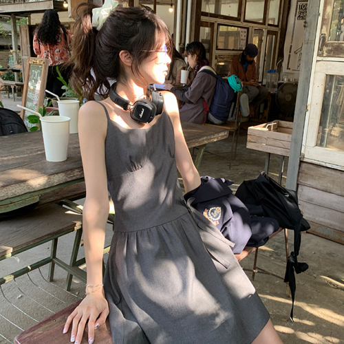 2024夏季韩版新款高级感吊带连衣裙女法式气质学院风收腰显瘦裙子