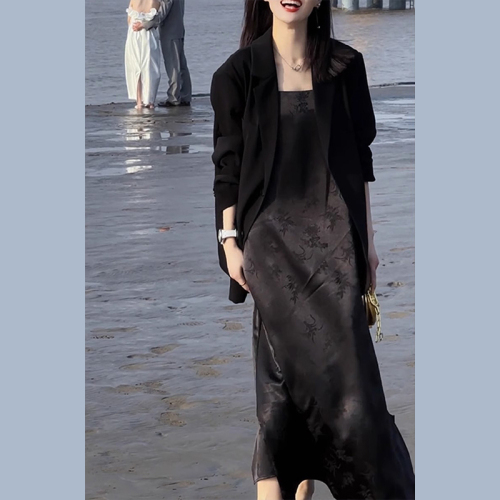 赫本风黑色吊带连衣裙子女2024新款早初春季海边度假西装套装长裙