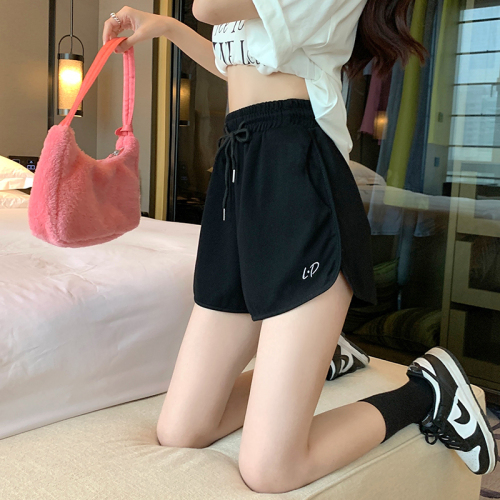 Actual shot of simple casual shorts for women, high-waisted, slim fit, versatile, A-line slimming, wide-leg hot pants, ins trend