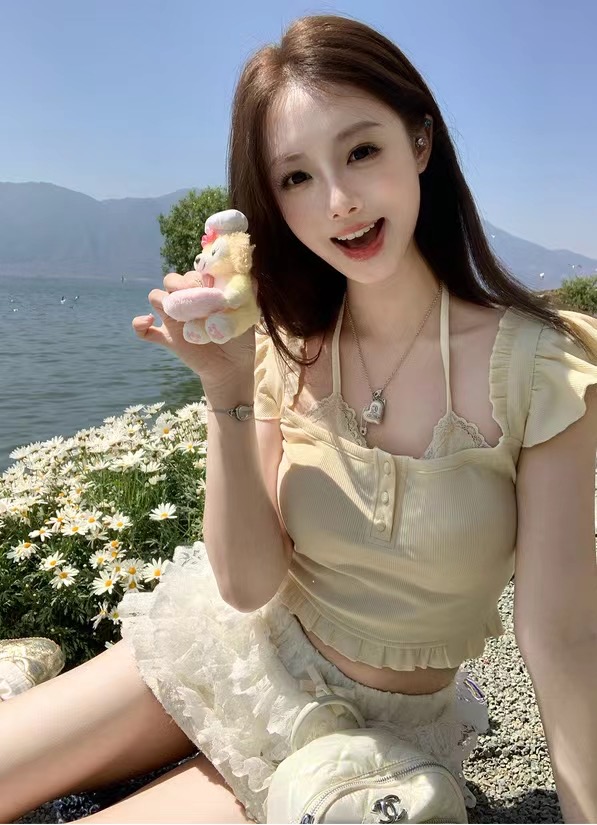 NIMO WANG 茶妹穿搭純欲t恤女夏小眾蕾絲拼接吊帶上衣小衫