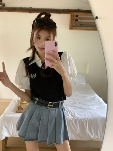 Real shot of Xiahan chic sweet and cool hot girl fashion suit fake two-piece top + double belt denim pleated skirt